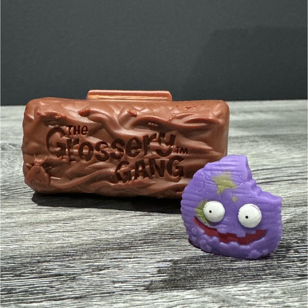 The Grossery Gang | Stinky Snacks: Purple Cruddy Chip (1-083) - Mini Figure